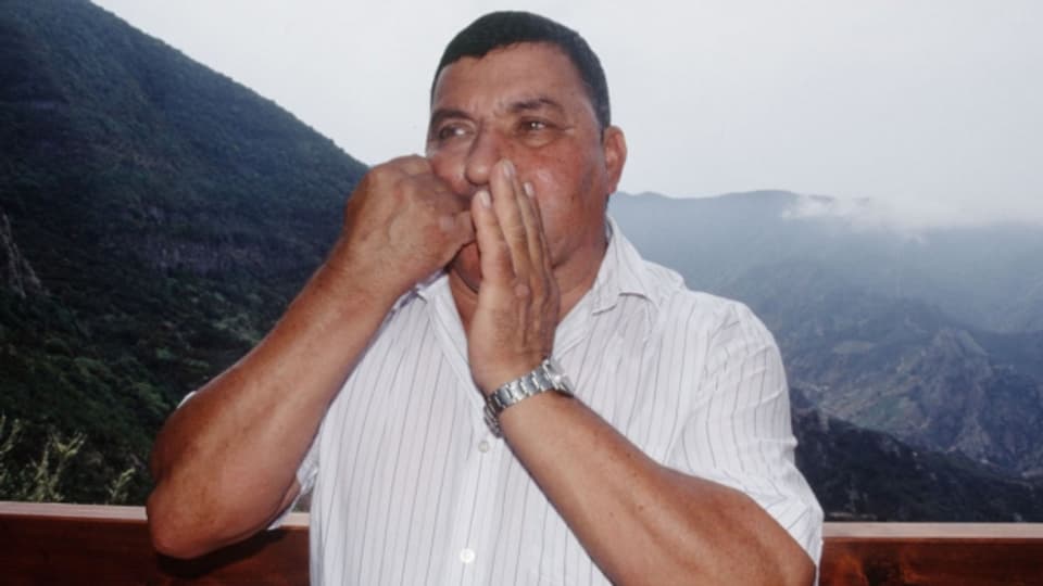 Ein Bewohner La Gomeras benützt die Pfeifsprache El Silbo (September 2003).