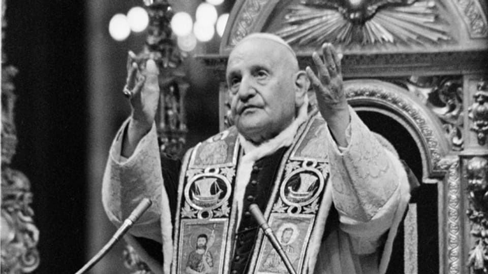 Papst Johannes XXIII. erteilt den Segen (hier 1962 in Rom)