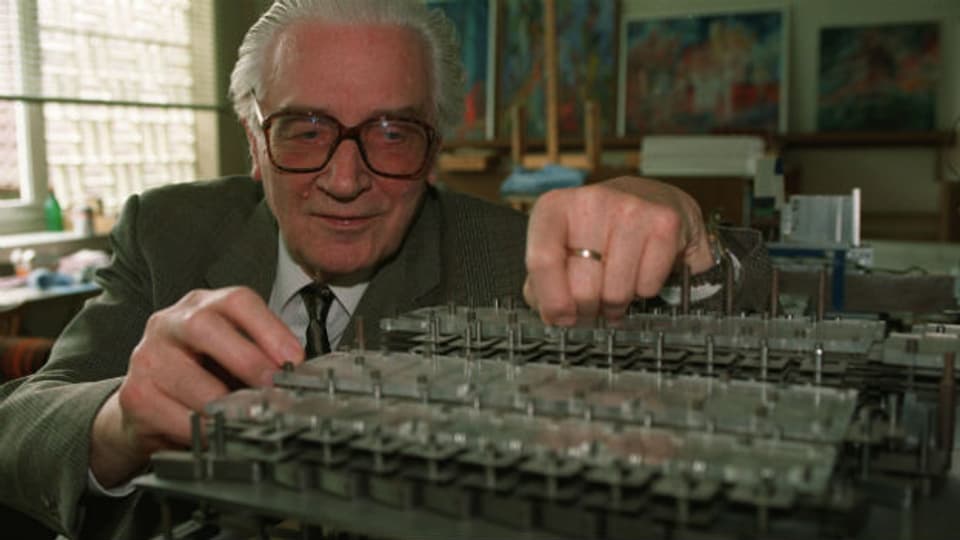 Konrad Zuse und sein erster Digitalrechner von 1941.