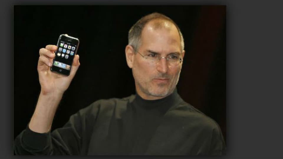 Steve Jobs mit seinem beliebtesten Kind: Das i-phone.