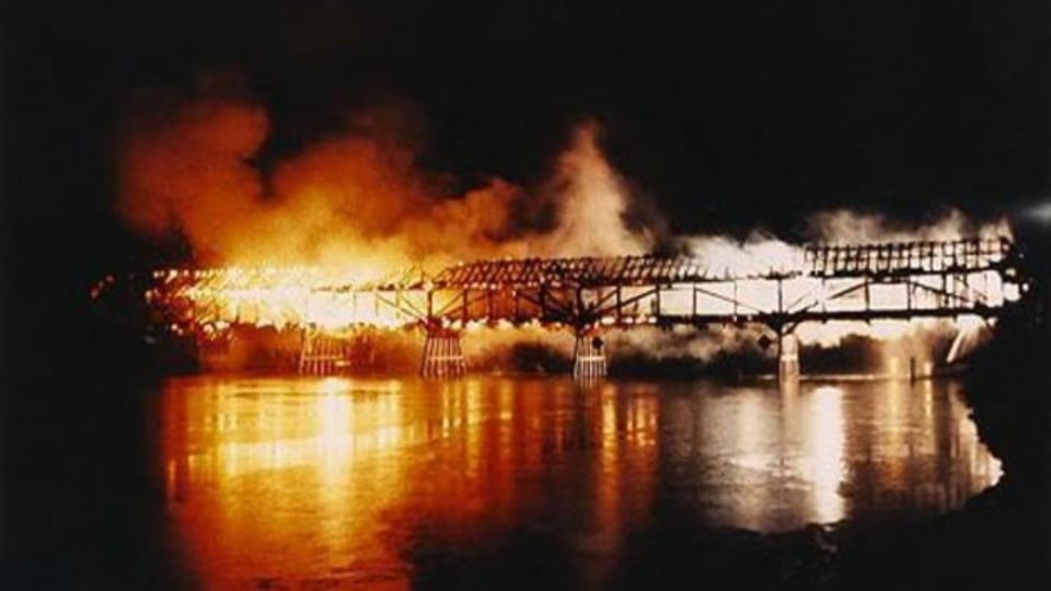 Die Feuerwehr konnte nicht mehr fiel ausrichten gegen die Flammen auf der Brücke in Büren an der Aare.