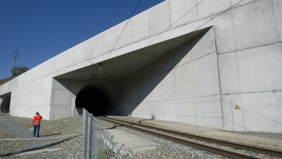 Plötzlich diese Durchsicht: Lötschberg-Basistunnel, 2005.