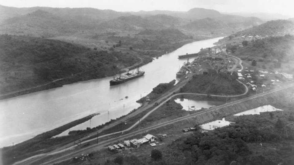 Blick vom Cerro Luisa auf den neu gebauten Panamakanal im August 1914.