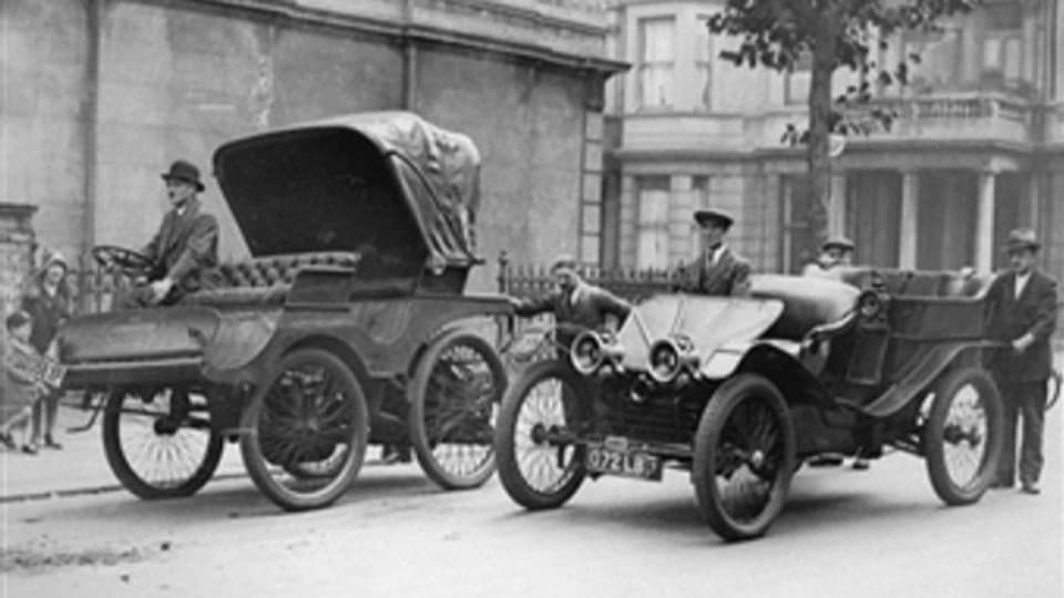 Automobile auf Londons Strassen im Jahr 1896.