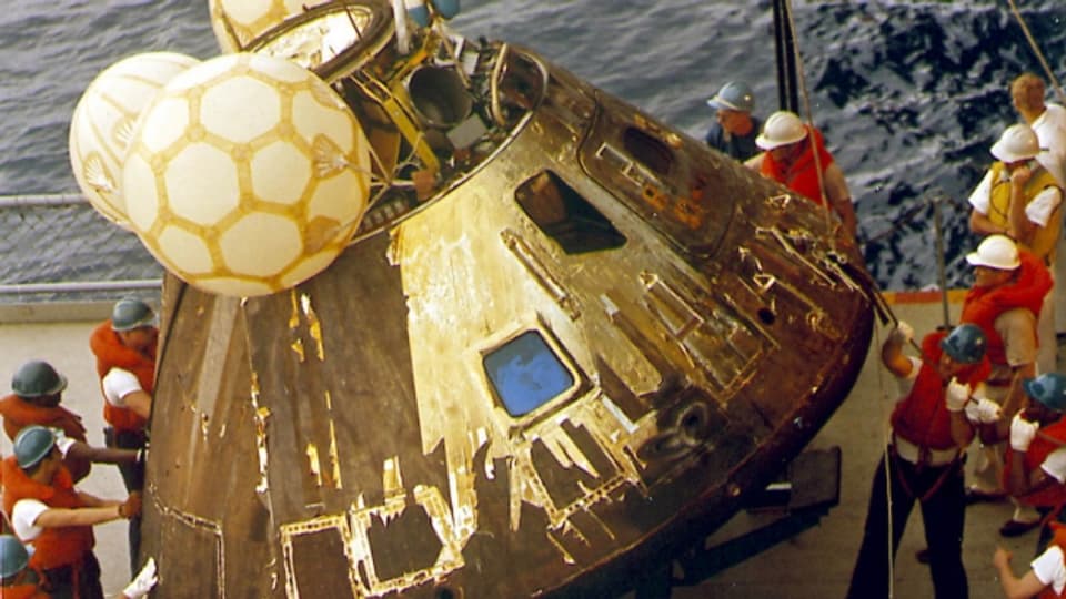 Die Apollo 13 Kapsel wird aus dem pazifischen Ozean geborgen.