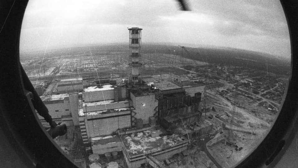 Das havarierte Kraftwerk aus dem Helikopter fotografiert.