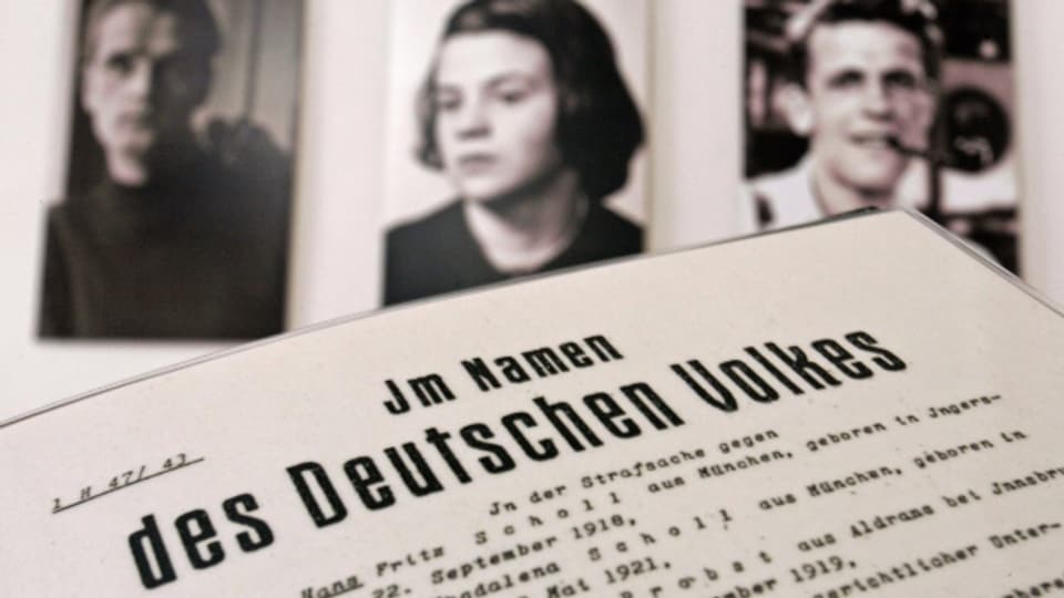 Sophie Scholl (Bildmitte) wird am 22. Februar 1943 hingerichtet, weil sie Flugblätter gegen das NS-Regime verteilt hat