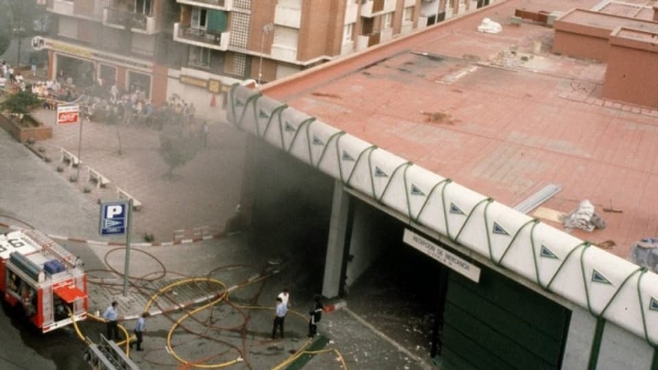 Das Einkaufszentrum "Hipercor" nach der Detonation.