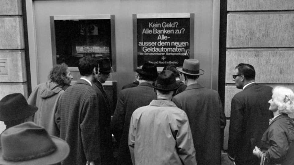 Der erste Bankomat ist am 27. Juni 1967 in Enfield im Norden Londons eröffnet worden. Noch im selben Jahr gab es auch in Zürich den ersten Versuch mit einem Geldautomaten.