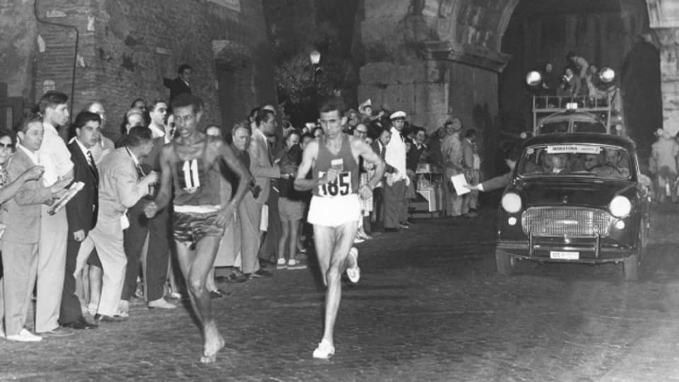 Abebe Bikila gewinnt den olympischen Marathon 1960 in Rom barfuss