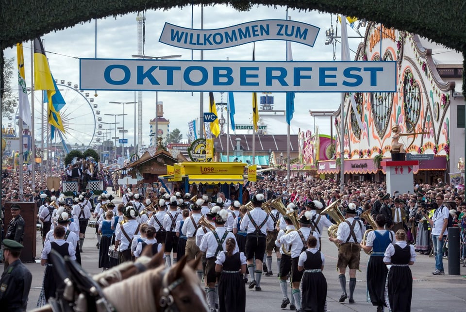 Menschen aus aller Welt feiern am Oktoberfest in München