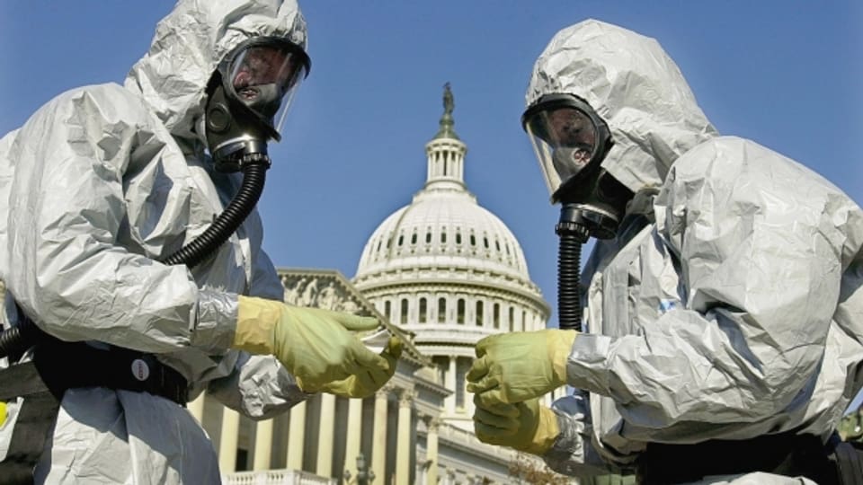 Spezialisten suchen vor dem US-Capitol nach Spuren des gefährlichen Bakteriums.