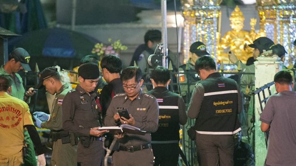 17. August 2015: Die thailändische Polizei untersucht den Schrein nach einem Bombenattentat