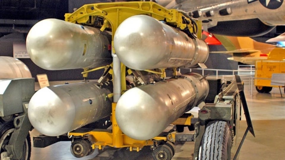 Vier Mk-28 Wasserstoffbomben bereit zum Einladen