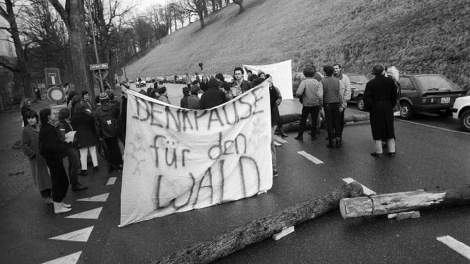 Demonstranten blockieren vor der Sondersession die Lerberstrasse in Bern