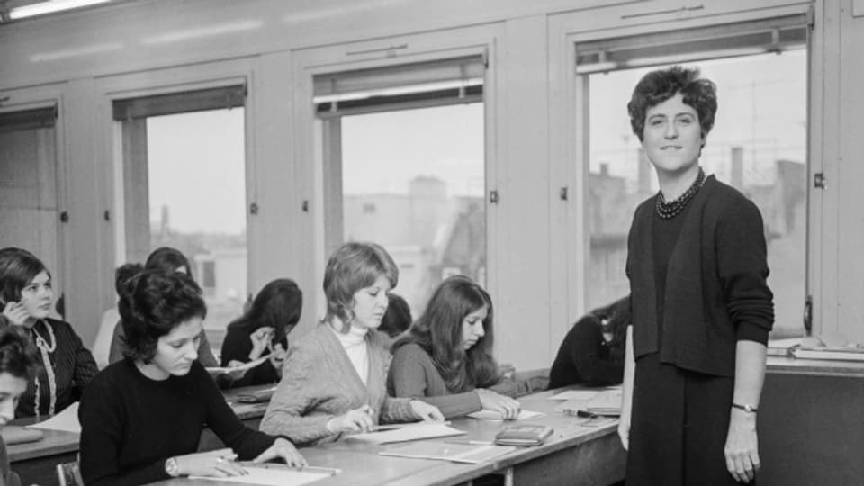 Emilie Lieberherr unterrichtet an der Berufsschule in Zürich, aufgenommen im Januar 1970, einen Tag nach ihrer Nominierung als Stadtratskandidatin.