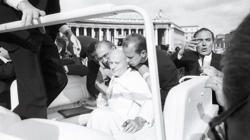 Rom, 13. Mai 1981: Papst Johannes Paul II. sackt zusammen, nachdem er von mindestens drei Schüssen getroffen wurde.