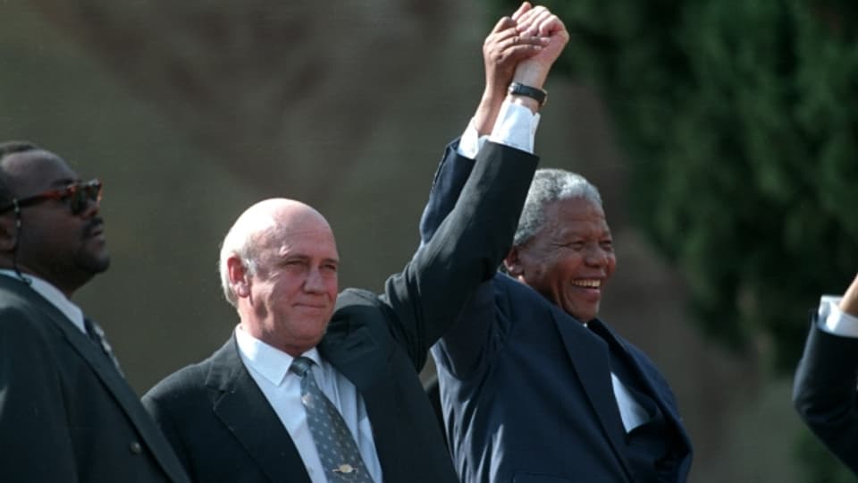 Südafrikas Präsident Frederik Willem de Klerk übergibt sein Amt an Nelson Mandela