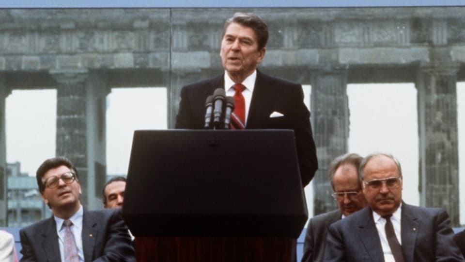 "Mr. Gorbachev, tear down this wall!". Reagan bei seiner berühmten Berlin-Rede vor dem Brandenburger Tor.
