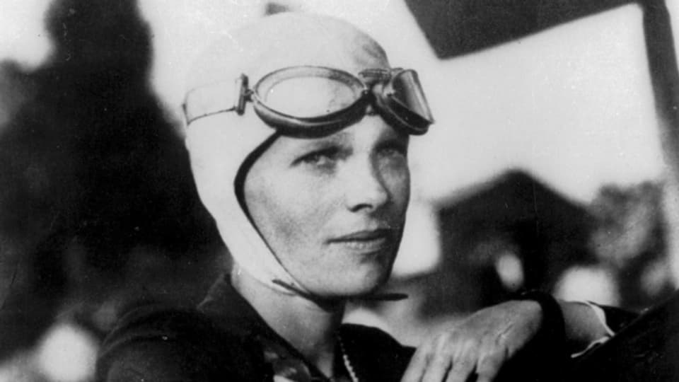 Flugpionierin Amelia Earhart im Cockpit