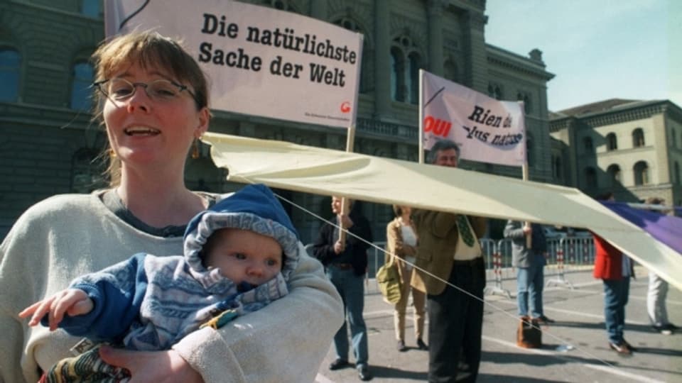 Ja-Kampagne zur Mutterschaftsversicherung, im April 1999 vor dem Bundeshaus
