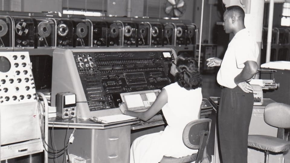Mitarbeitende der US-Statistikbehörde bedienen den UNIVAC