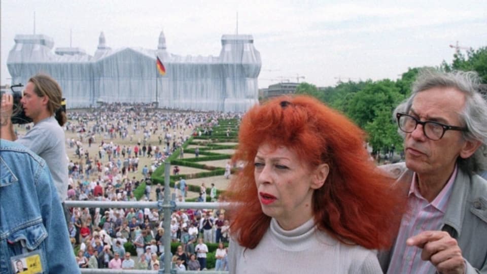 Jeanne-Claude und Christo vor dem verhüllten Reichstagsgebäude