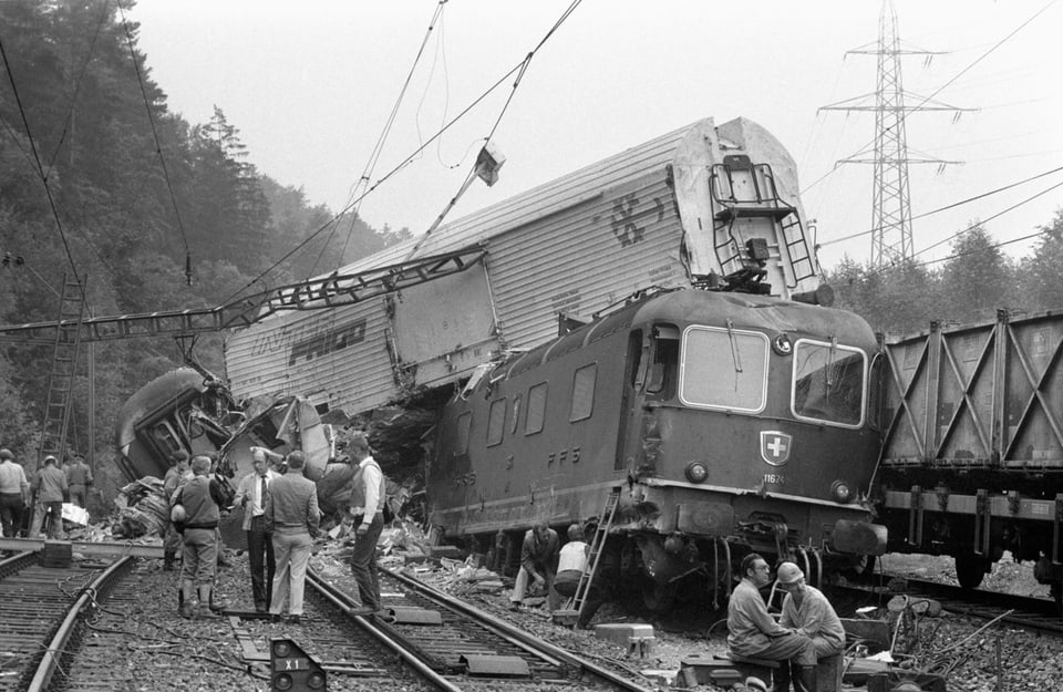 Aufräumarbeiten nach dem Zugunfall bei Othmarsingen 1982