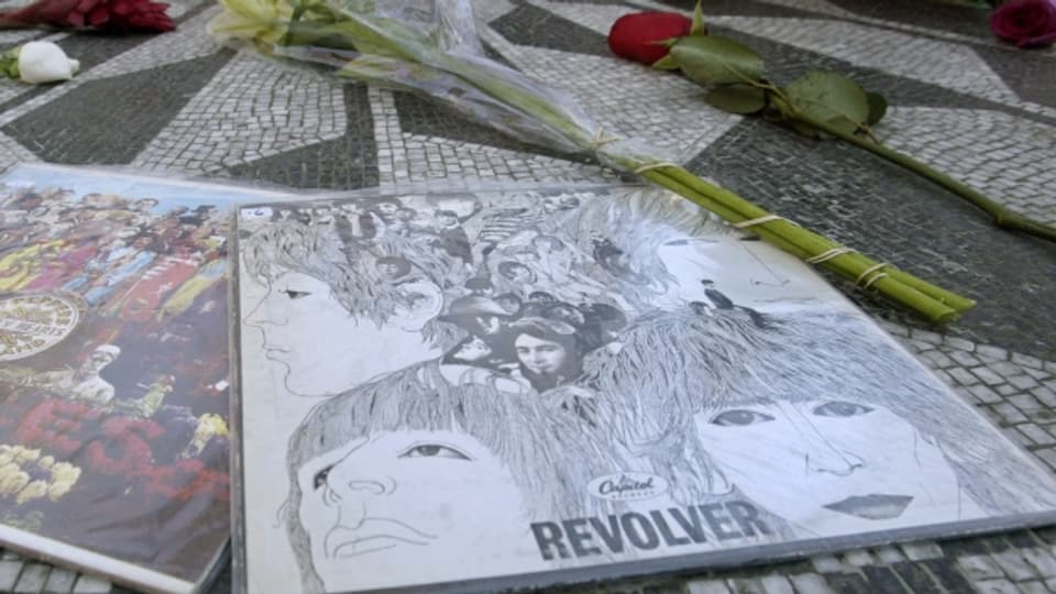 Ein «Revolver»-Album liegt an der Gedenkstätte des verstorbenen Beatles John Lennon.