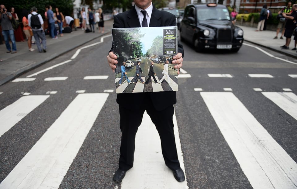 Die Beatles laufen über den Fussgängerstreifen an der Abbey Road