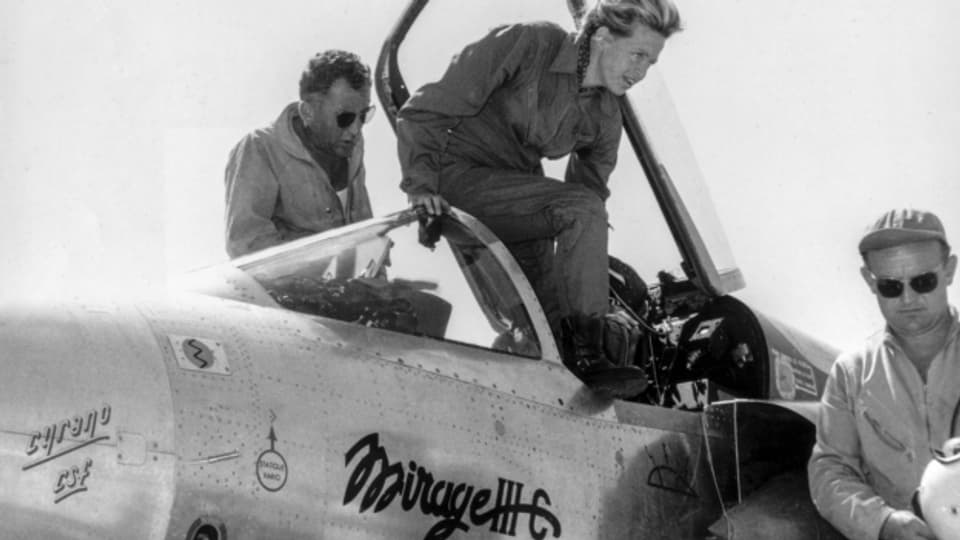 Die französische Pilotin Jacqueline Auriol steigt 1962 aus einem Kampfjet vom Typ Mirage