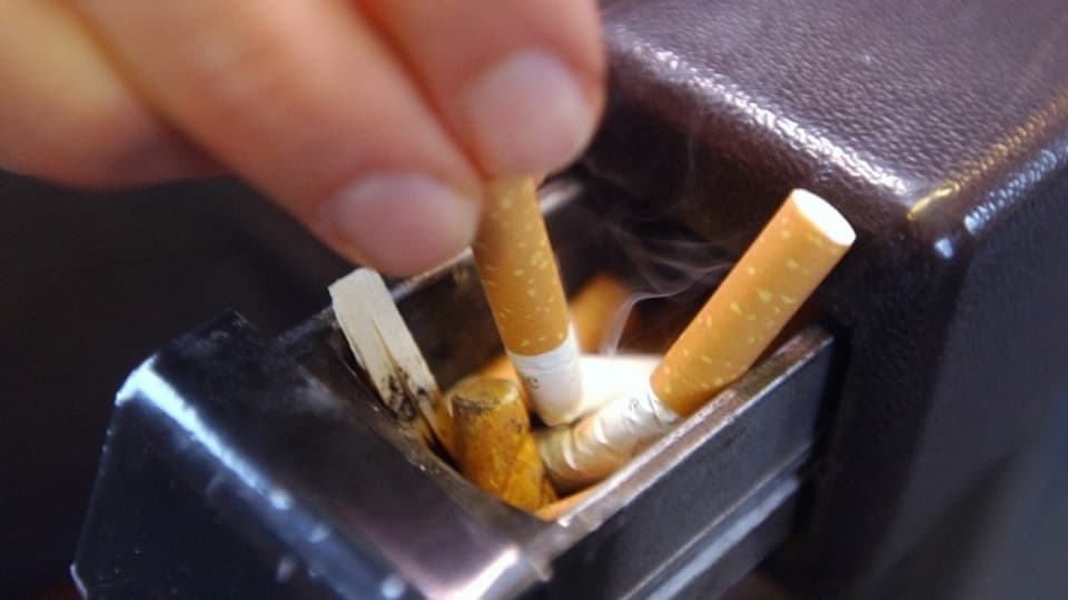 Ausgedrückte Zigarette: Rauchen ist in den Zügen nicht mehr erlaubt