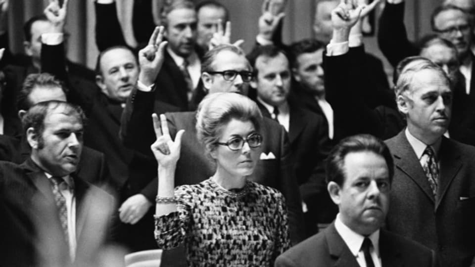 Die Zürcherin Liliane Uchtenhagen wird 1971 als eine der ersten Frauen im Schweizer Parlament als Nationalrätin vereidigt