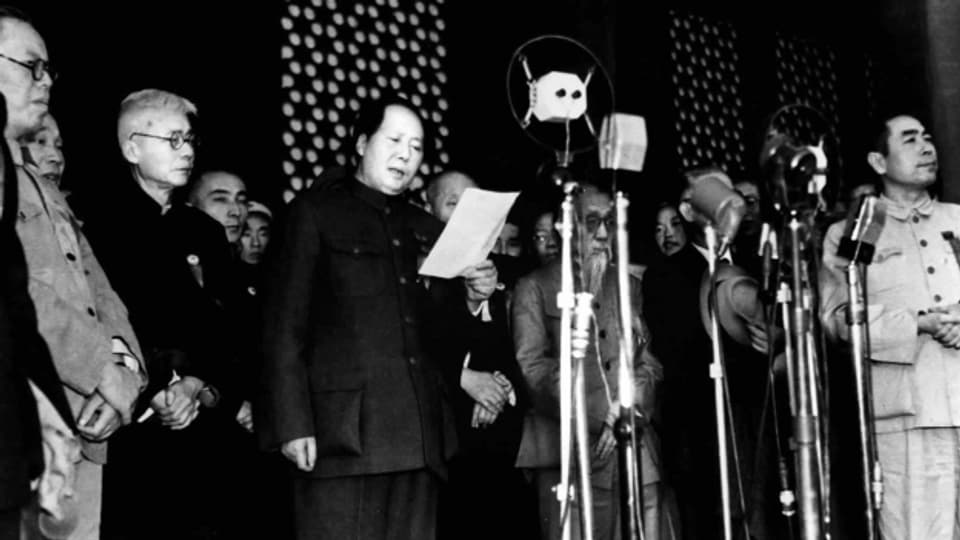 Mao Zedong ruft am 1. Oktober 1949 auf dem Tiananmen-Platz die Volksrepublik China aus.