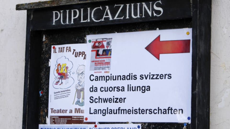 Ein Informationsschild in Deutsch und Romanisch an den Schweizer Langlaufmeisterschaften in Zignau Trun, aufgenommen am Sonntag, 25. Januar 2009.