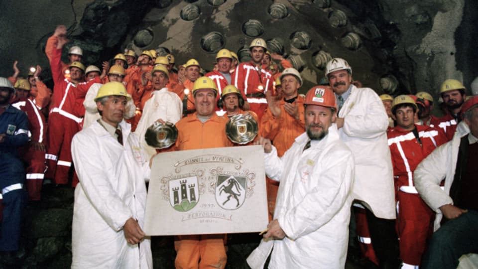 Mineure im Vereintunnel treffen sich