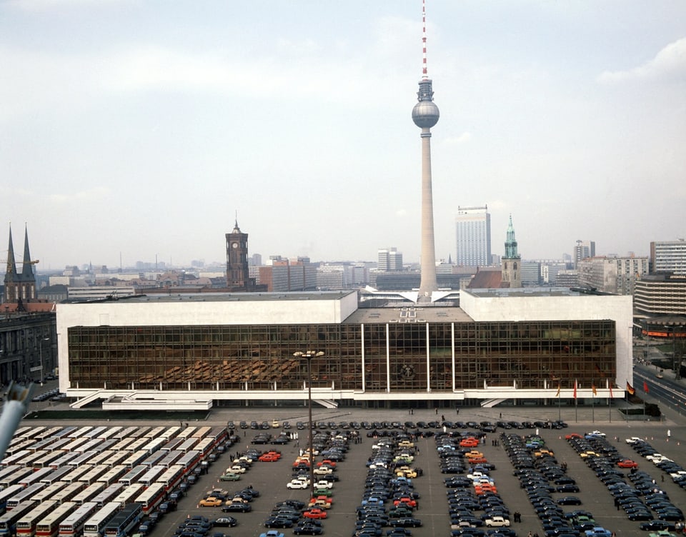 Der Palast der Republik in Berlin. Hier tagte das DDR-Parlament, die Volkskammer.