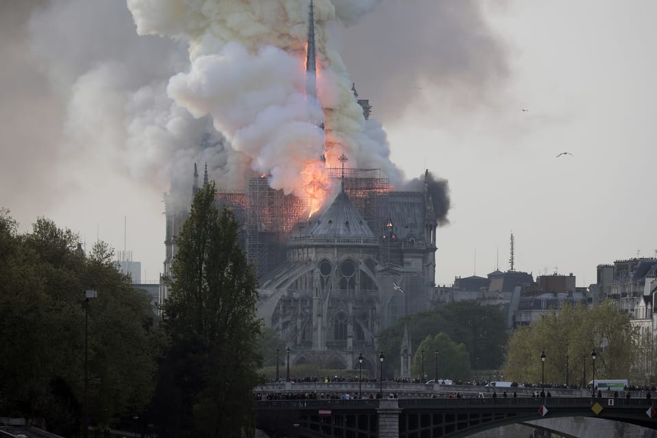 Die brennende Kathedrale Notre-Dame in Paris