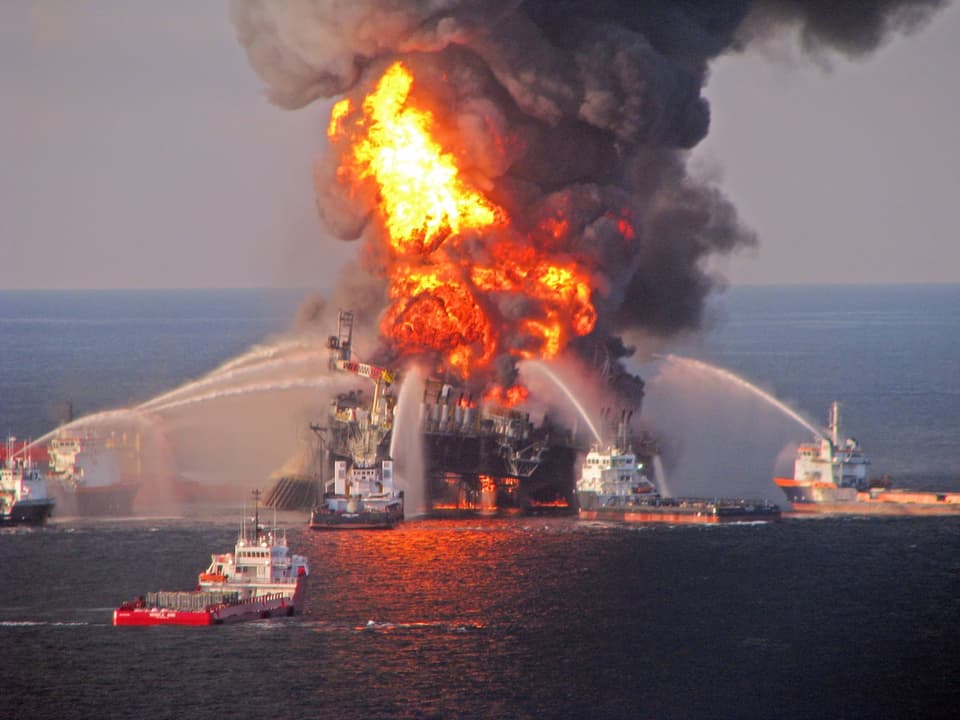 Die Ölplattform Deepwater Horizon steht in Flammen.