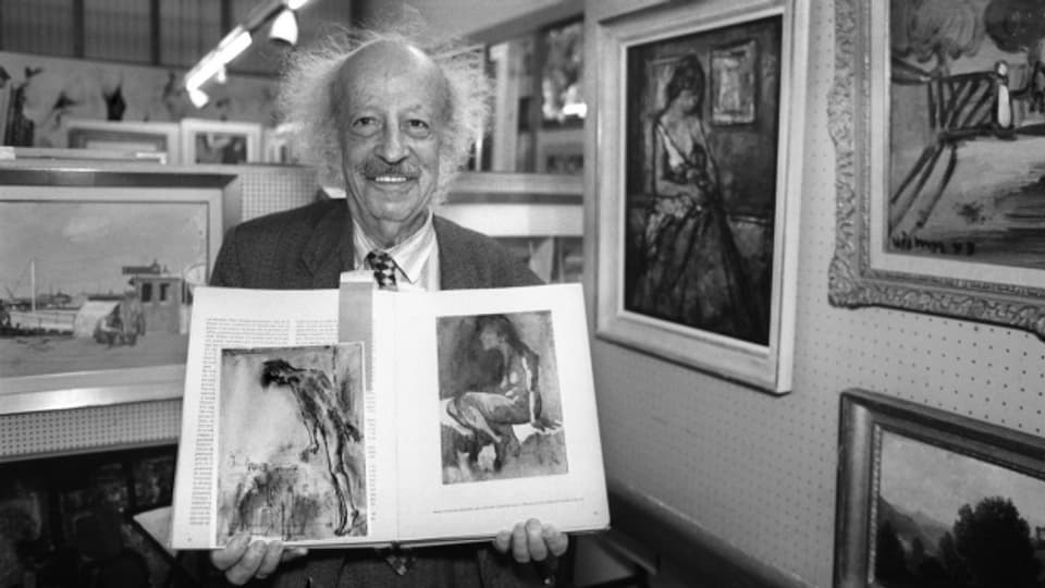 Galeriebesitzer Max Bollag im Jahr 1994 mit Reproduktionen der Bilder "Die Sitzende" und "El Cristo de Montmartre" von Pablo Picasso