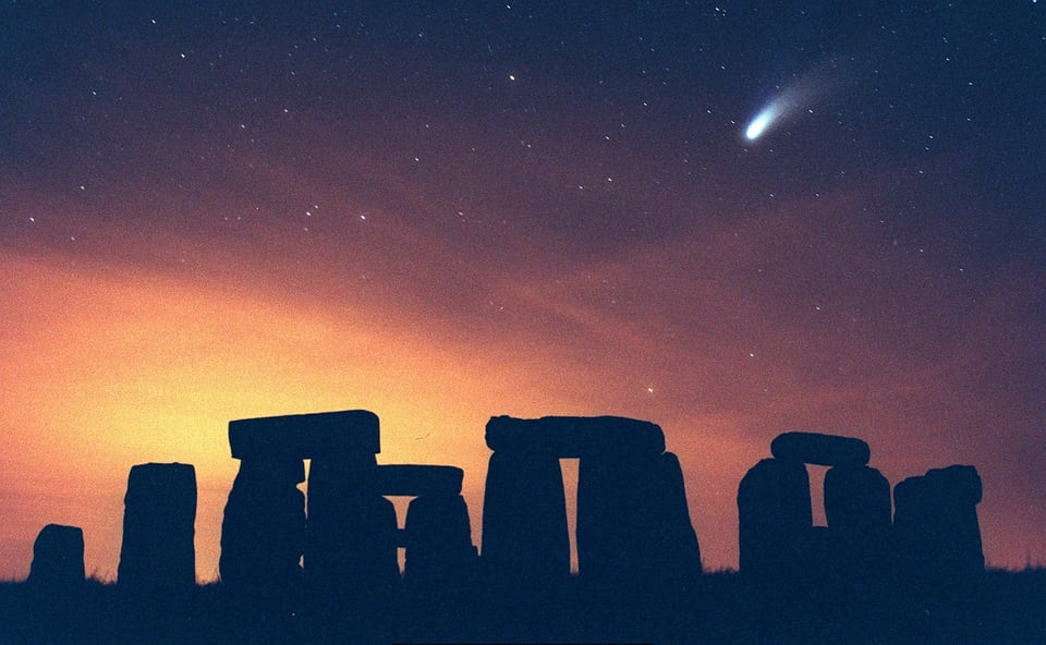 Der Komet Hale-Bopp über dem britischen Stonehenge am 28. März 1997