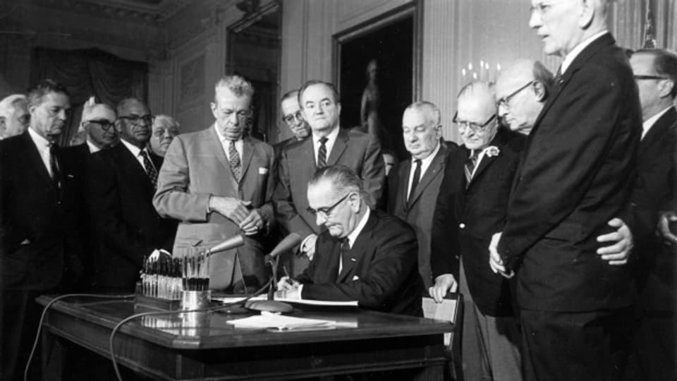Präsident Johnson unterzeichnet das Bürgerrechtsgesetz.