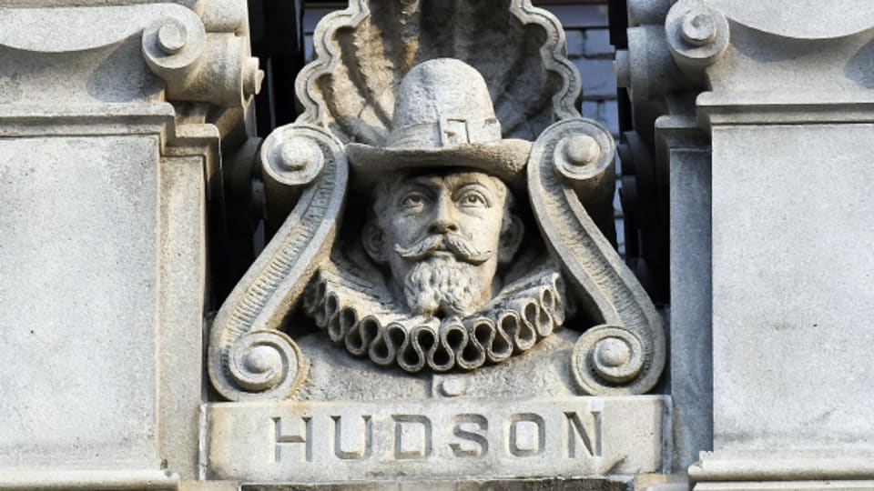 Eine Büste von Henry Hudson ziert das Parlamentsgebäude des US-Bundesstaats New York in Albany. Der Hudson River ist nach Henry Hudson benannt, der Fluss fliesst durch den Bundesstaat.