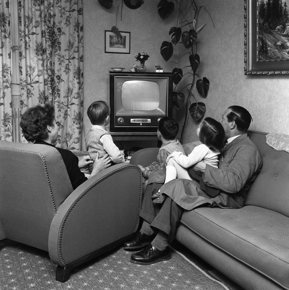 Eine Schweizer Familie in den 1950er-Jahren sitzt vor ihrem Fernsehgerät.