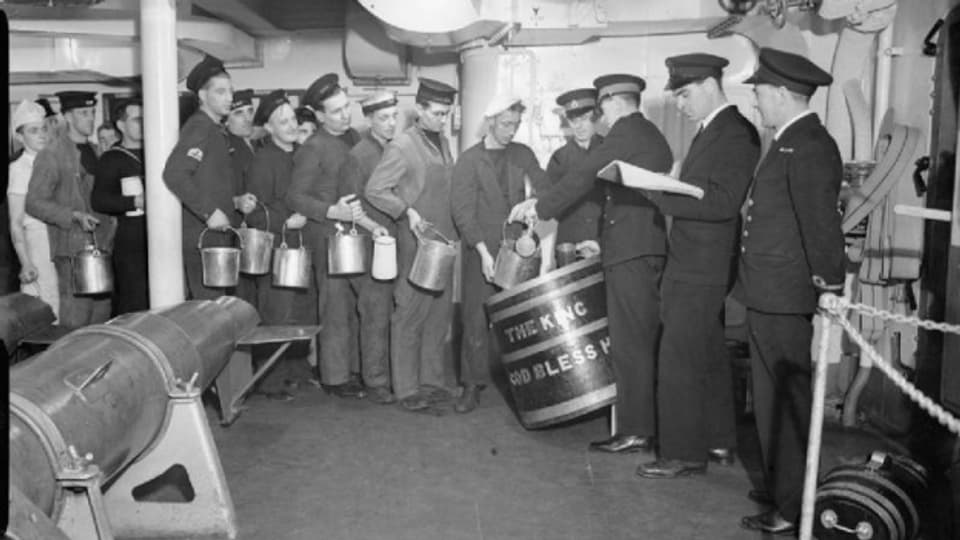 Seeleute der Royal Navy bei der Rum-Ausgabe 1940.