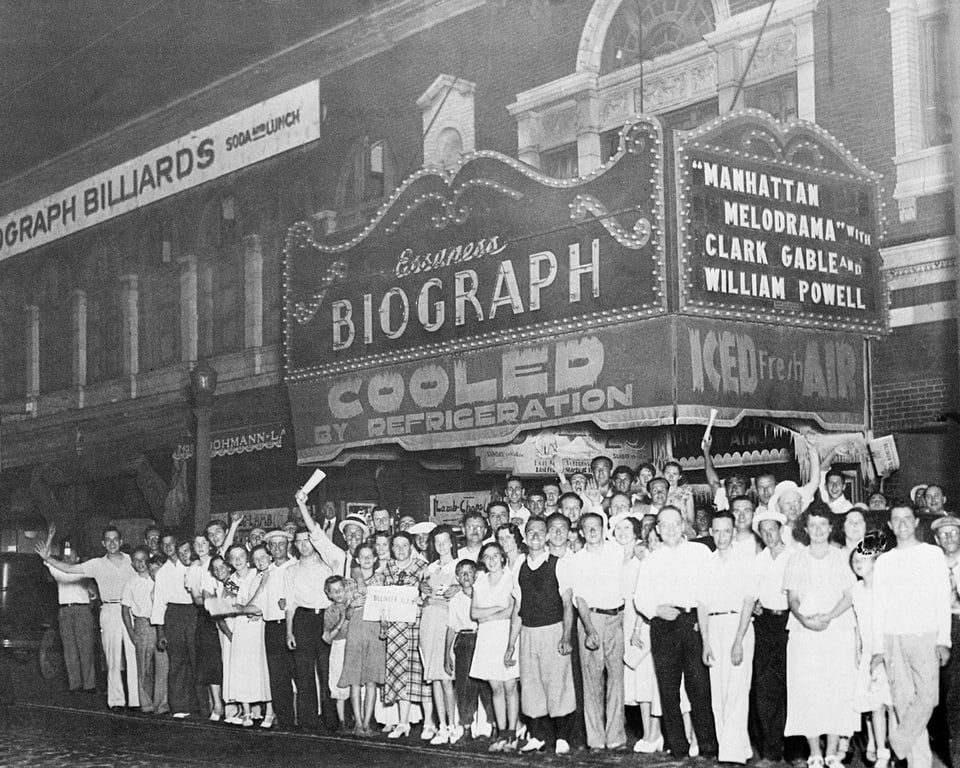 Menschen versammeln sich vor dem Kino in Chicago, vor dem John Dillinger erschossen wurde.
