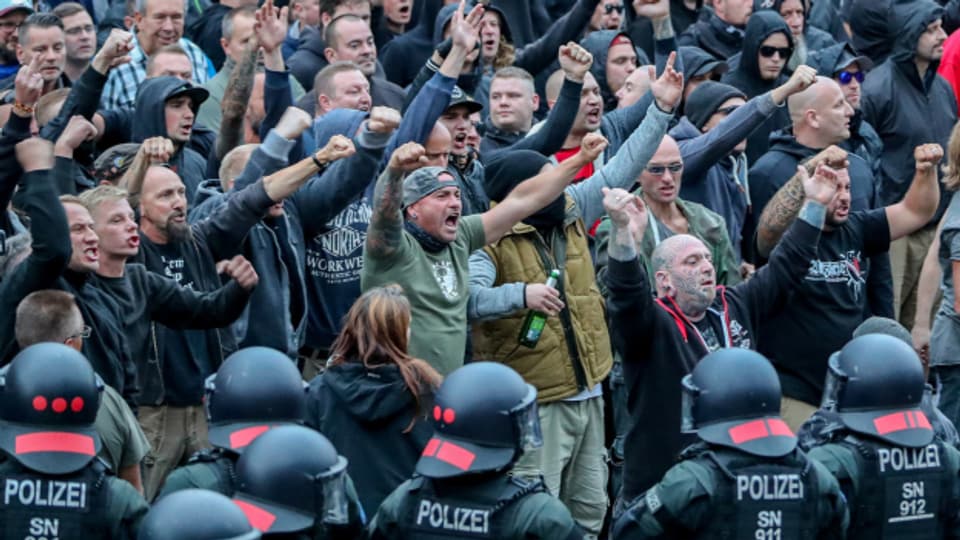 Rechtsextreme und Hooligans demonstrieren in Chemnitz.
