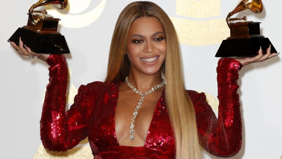 Sängerin Beyoncé mit Grammys, 2017.