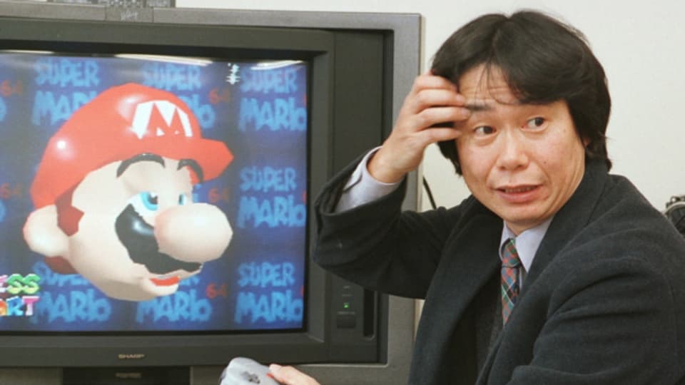 Nintendos Spieleentwickler Shigeru Miyamoto 1997 mit dem Nintendo 64.