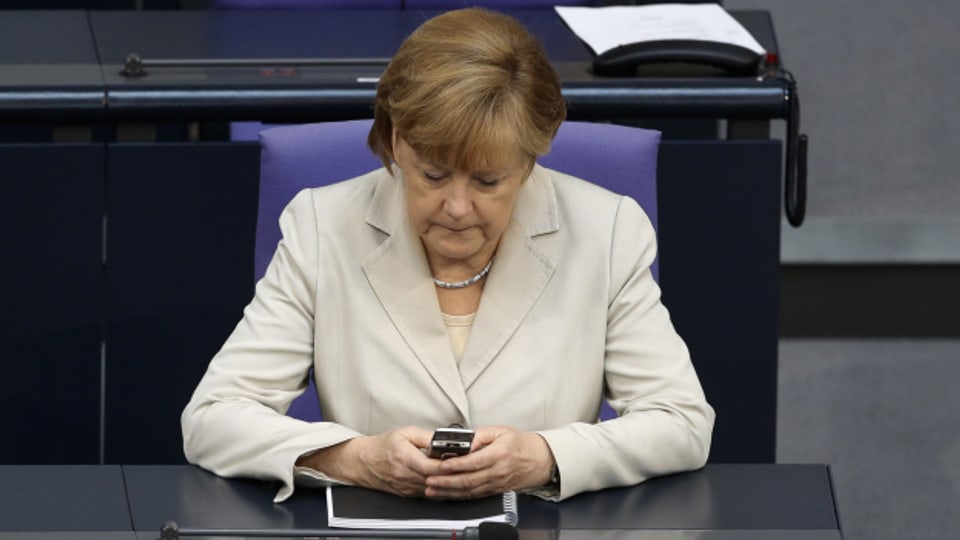 Am 23. Oktober 2013 wird publik, dass das Mobiltelefon der deutschen Bundeskanzlerin wohl über Jahre vom US-Geheimdienst abghört wurde